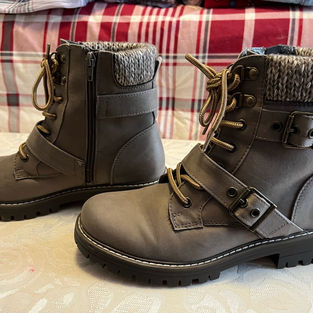 CLIFFS BY WHITE MOUNTAIN Womens Gray Up Sweater Marlee Combat Boots 8M